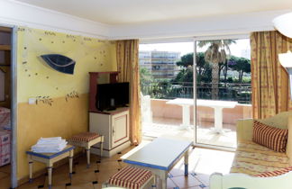 Foto 2 - Apartamento de 1 quarto em Sainte-Maxime com piscina e vistas do mar