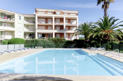 Foto 5 - Apartamento de 1 habitación en Sainte-Maxime con piscina y vistas al mar