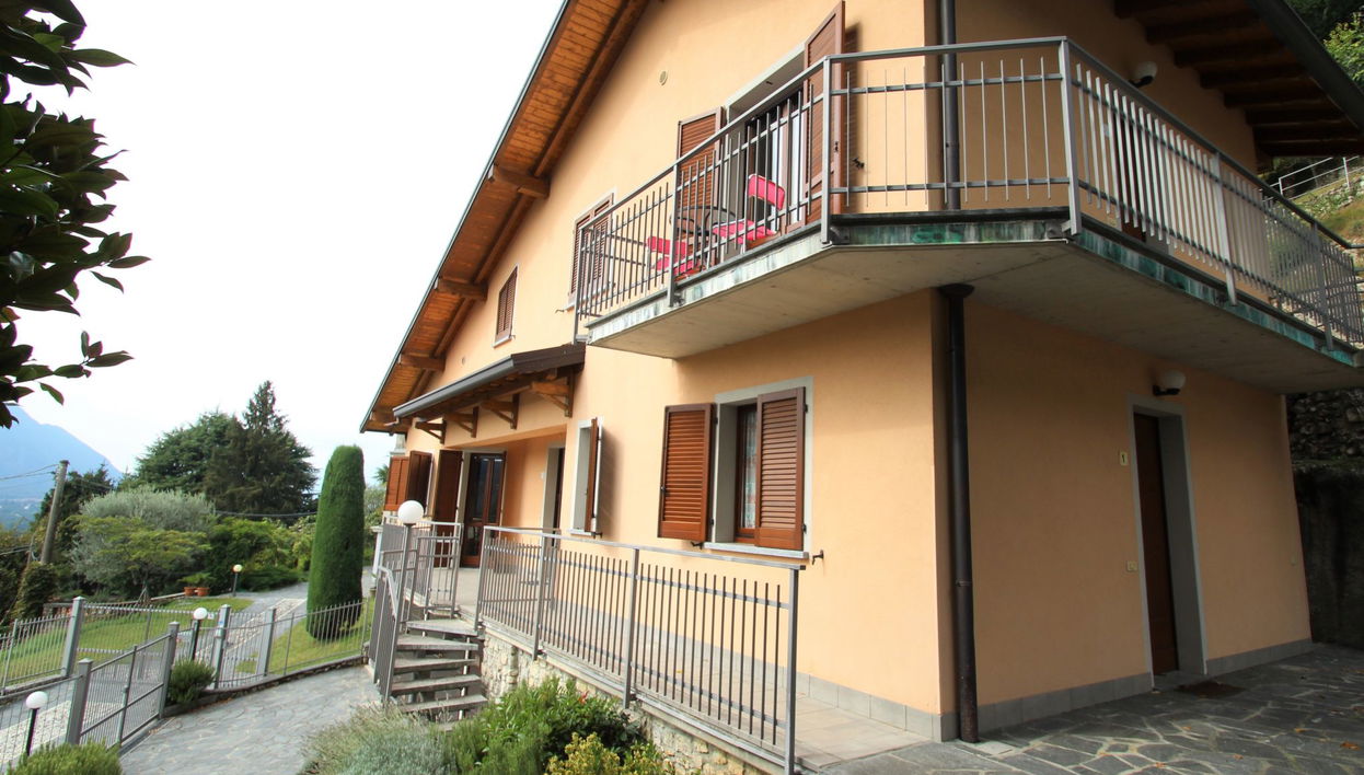 Appartamento con 2 camere da letto a Brezzo di Bedero con giardino - Foto 1