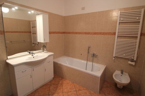 Photo 24 - 4 bedroom Apartment in Brezzo di Bedero with garden and terrace