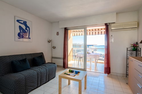 Foto 10 - Appartamento con 1 camera da letto a Fréjus con terrazza e vista mare