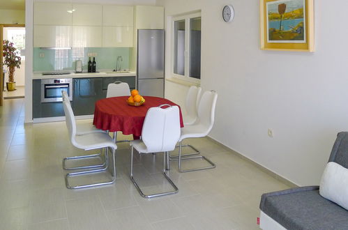 Foto 3 - Casa con 3 camere da letto a Stari Grad con piscina privata e vista mare