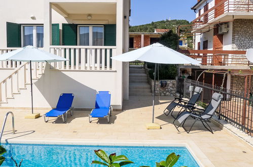 Foto 21 - Casa con 3 camere da letto a Stari Grad con piscina privata e vista mare