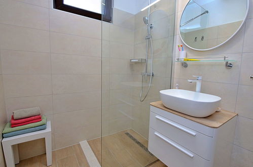 Foto 17 - Appartamento con 2 camere da letto a Marina con piscina privata e vista mare