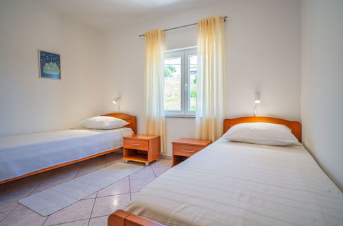Foto 8 - Appartamento con 2 camere da letto a Rab con piscina e terrazza