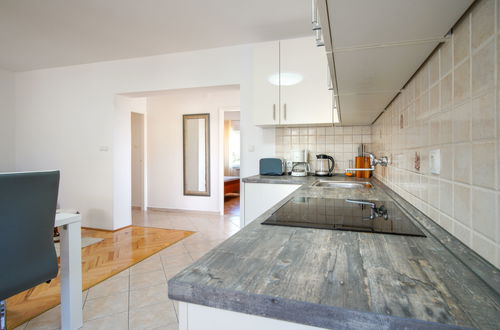 Foto 14 - Appartamento con 2 camere da letto a Rab con piscina e terrazza