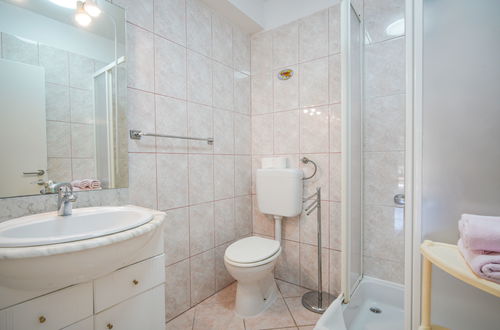 Foto 9 - Appartamento con 2 camere da letto a Rab con piscina e terrazza