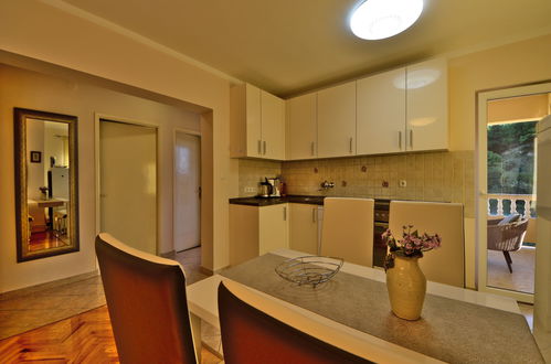 Foto 4 - Apartamento de 2 quartos em Rab com piscina e terraço