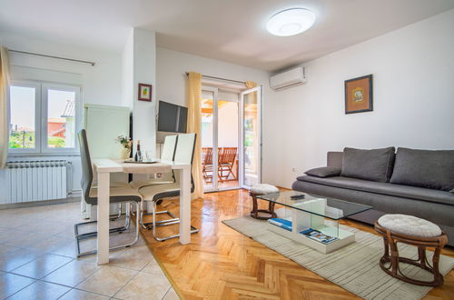 Foto 3 - Appartamento con 2 camere da letto a Rab con piscina e terrazza