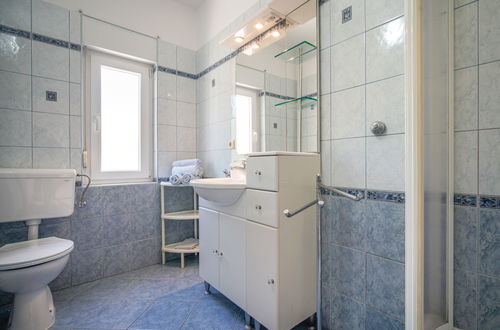 Foto 10 - Appartamento con 2 camere da letto a Rab con piscina e terrazza