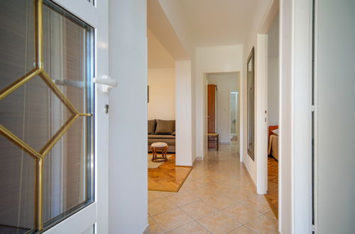 Foto 6 - Appartamento con 2 camere da letto a Rab con piscina e terrazza