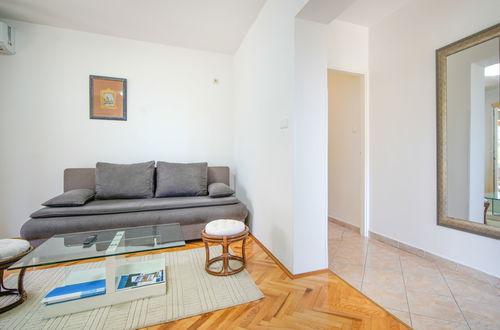 Foto 7 - Appartamento con 2 camere da letto a Rab con piscina e terrazza