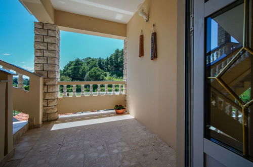 Foto 15 - Appartamento con 2 camere da letto a Rab con piscina e terrazza