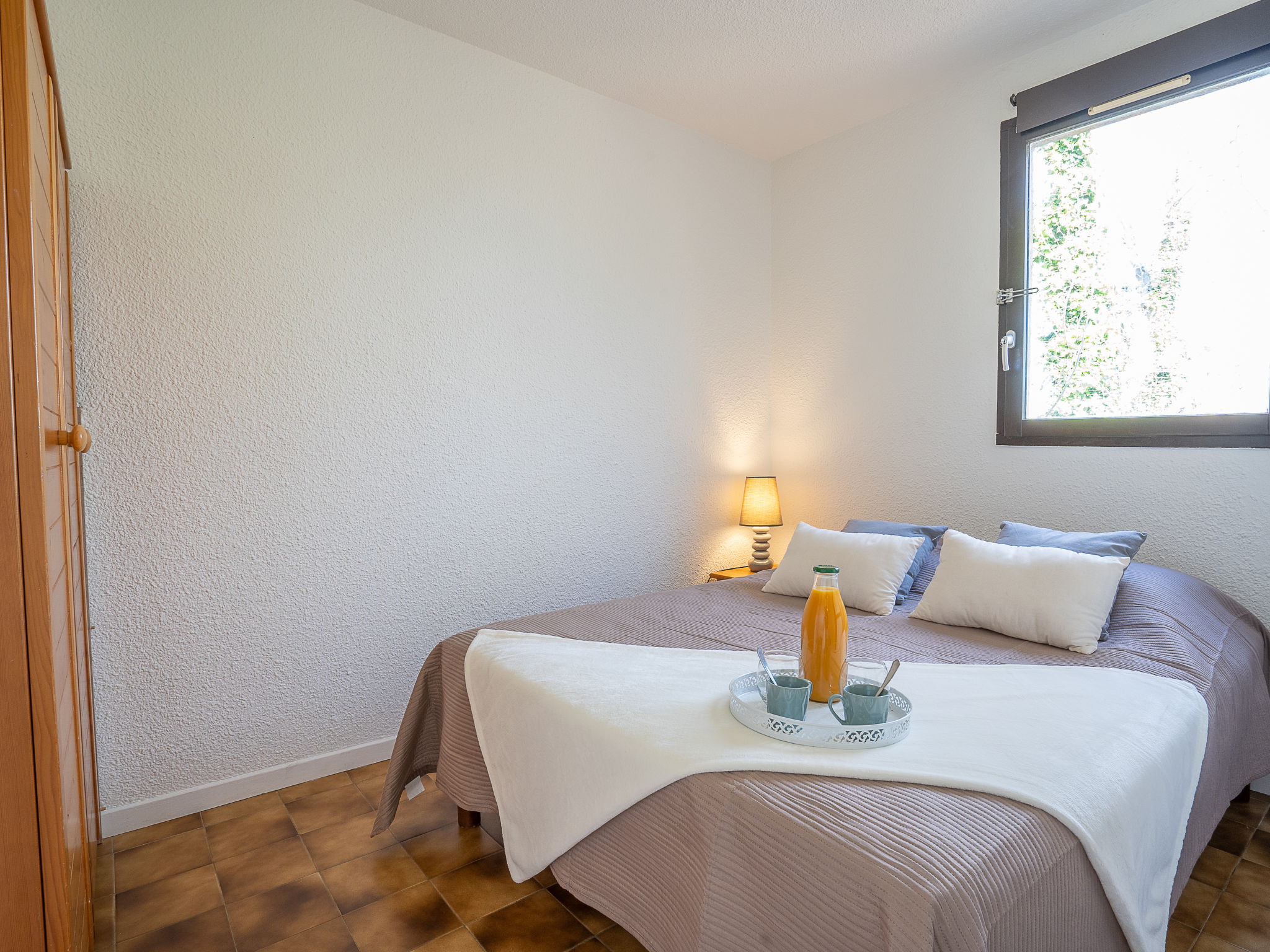 Foto 5 - Appartamento con 2 camere da letto a Saint-Cyprien con piscina e vista mare