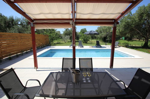 Photo 3 - Maison de 2 chambres à Sukošan avec piscine privée et vues à la mer