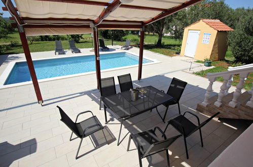 Foto 19 - Casa de 2 quartos em Sukošan com piscina privada e jardim