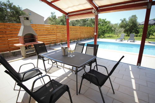 Photo 20 - Maison de 2 chambres à Sukošan avec piscine privée et jardin