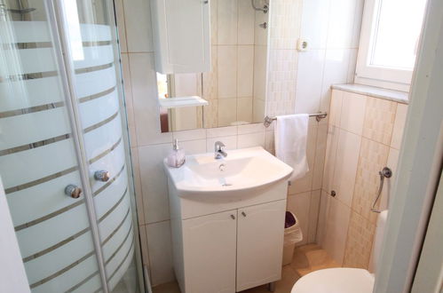 Foto 13 - Casa con 2 camere da letto a Sukošan con piscina privata e vista mare