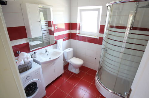 Foto 14 - Casa de 2 quartos em Sukošan com piscina privada e jardim