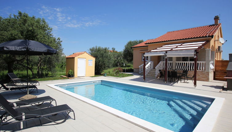 Foto 1 - Casa de 2 quartos em Sukošan com piscina privada e vistas do mar