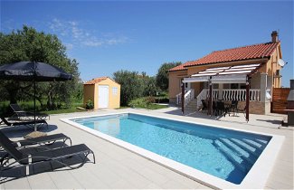 Foto 1 - Casa con 2 camere da letto a Sukošan con piscina privata e vista mare