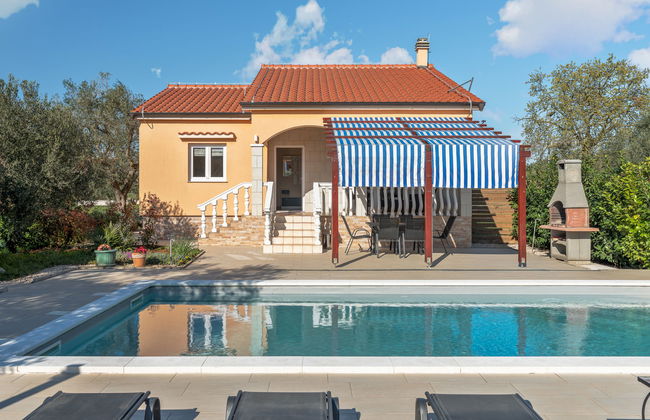 Casa de 3 quartos em Sukošan com piscina privada e jardim - Foto 27