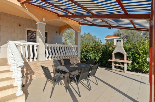 Foto 3 - Haus mit 2 Schlafzimmern in Sukošan mit privater pool und garten