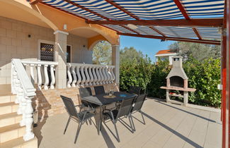 Foto 3 - Haus mit 2 Schlafzimmern in Sukošan mit privater pool und garten
