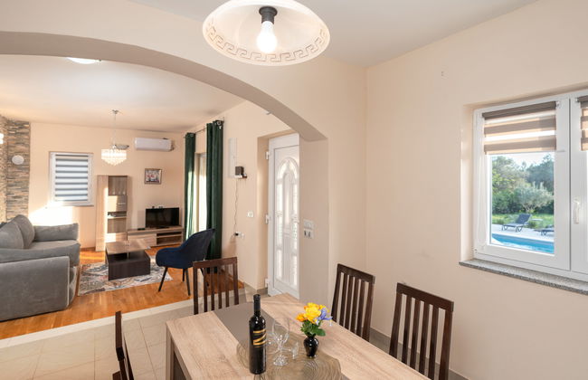 Casa de 3 quartos em Sukošan com piscina privada e jardim - Foto 8