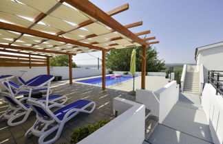 Foto 2 - Appartamento con 3 camere da letto a Obrovac con piscina privata e vista mare