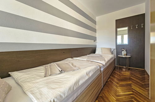 Foto 13 - Appartamento con 2 camere da letto a Tribunj con piscina e giardino