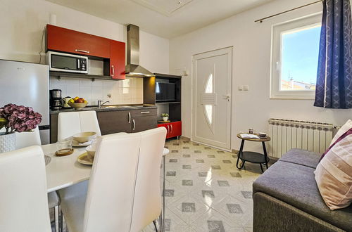 Foto 6 - Appartamento con 2 camere da letto a Tribunj con piscina e giardino