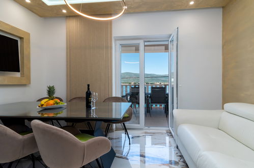 Foto 10 - Appartamento con 3 camere da letto a Trogir con piscina e vista mare