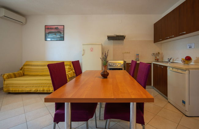 Appartamento con 2 camere da letto a Karlobag con piscina e giardino - Foto 10