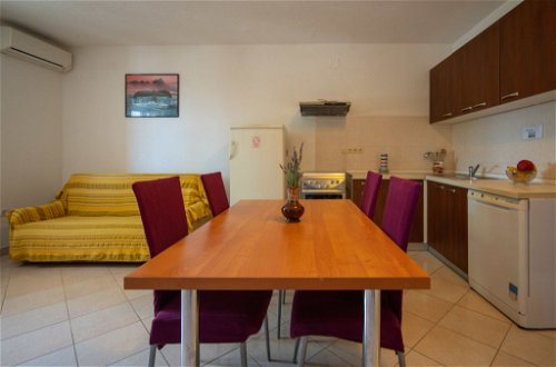 Photo 10 - 1 bedroom Apartment in Karlobag with swimming pool and garden