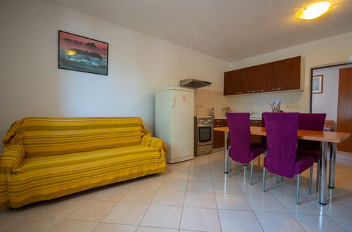 Foto 8 - Apartamento de 1 quarto em Karlobag com piscina e jardim