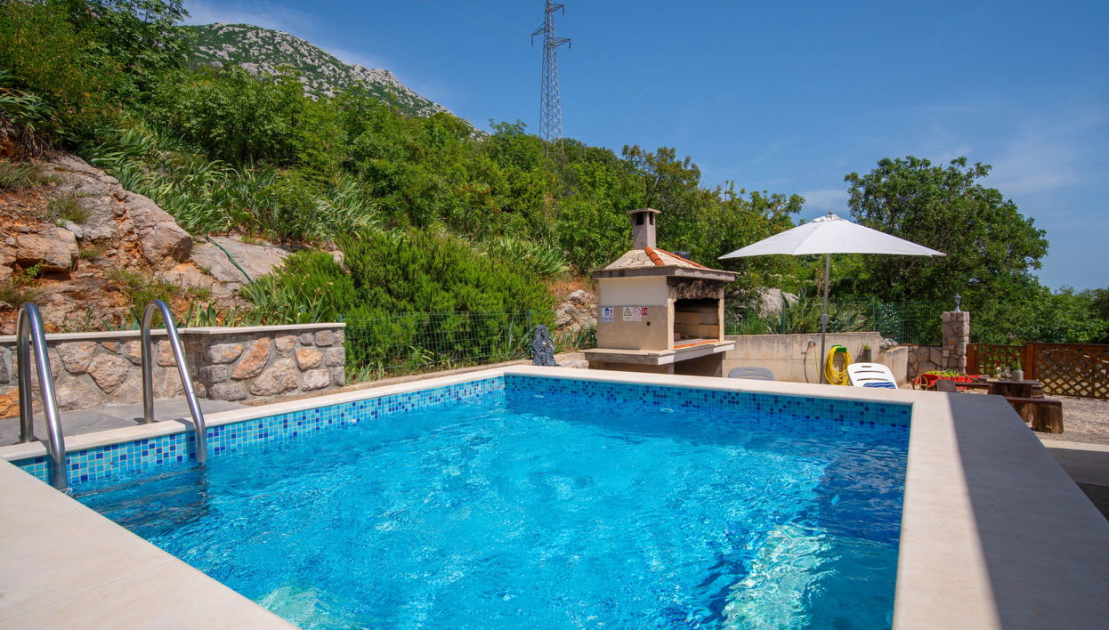 Apartamento de 2 quartos em Karlobag com piscina e jardim - Foto 1