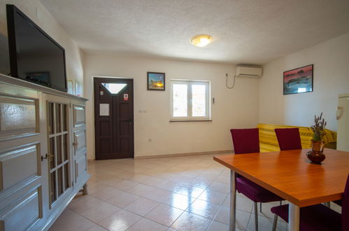 Photo 17 - 1 bedroom Apartment in Karlobag with swimming pool and garden