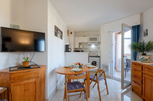 Foto 6 - Appartamento con 1 camera da letto a Fréjus con terrazza e vista mare