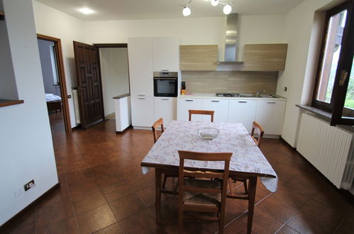 Photo 15 - 2 bedroom Apartment in Castelveccana with garden and mountain view