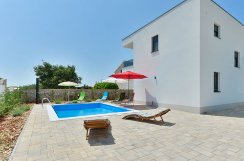 Foto 36 - Haus mit 4 Schlafzimmern in Sibenik mit privater pool und garten