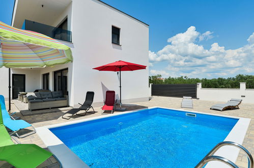 Foto 16 - Casa con 4 camere da letto a Sebenico con piscina privata e terrazza