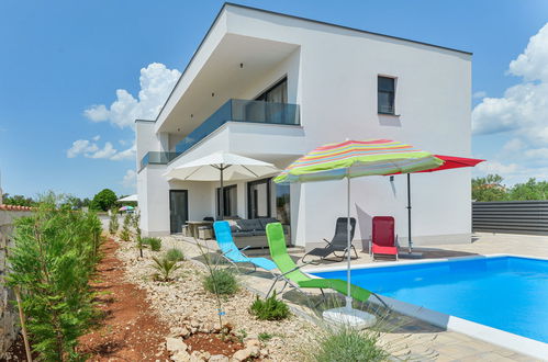 Foto 18 - Haus mit 4 Schlafzimmern in Sibenik mit privater pool und garten