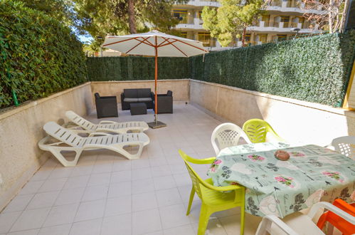 Photo 2 - 2 bedroom Apartment in Salou with swimming pool and garden