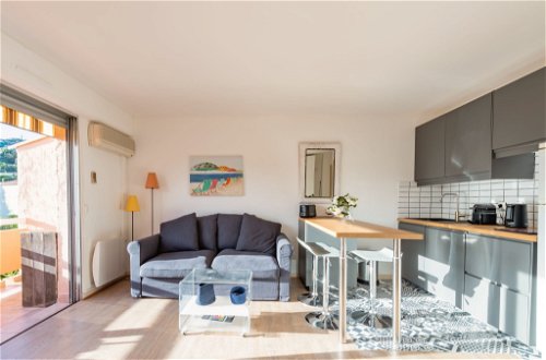 Foto 3 - Apartamento en Cavalaire-sur-Mer con vistas al mar