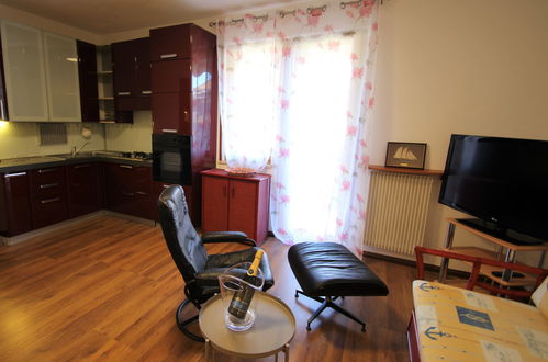 Foto 8 - Apartamento de 1 quarto em Porto Valtravaglia com jardim