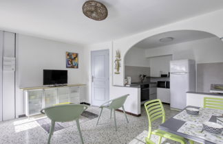 Photo 2 - 2 bedroom Apartment in Six-Fours-les-Plages with garden and sea view