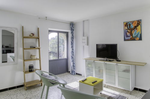 Foto 9 - Appartamento con 2 camere da letto a Six-Fours-les-Plages con giardino e vista mare