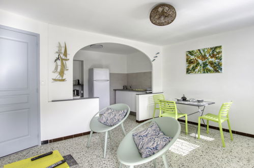 Foto 3 - Appartamento con 2 camere da letto a Six-Fours-les-Plages con giardino e vista mare