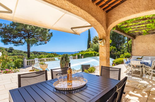 Foto 1 - Casa de 3 quartos em Le Lavandou com piscina privada e vistas do mar